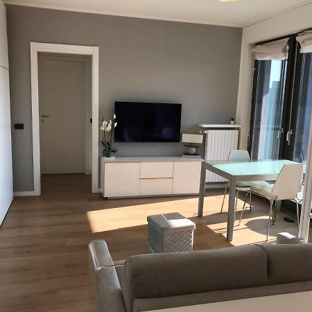 Fiera Milanocity View With Terrace Next To Shopping Mall Apartment Luaran gambar