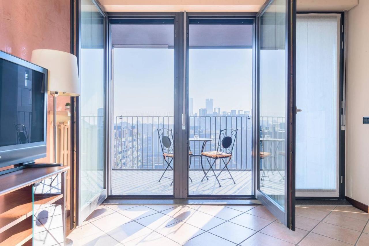 Fiera Milanocity View With Terrace Next To Shopping Mall Apartment Luaran gambar