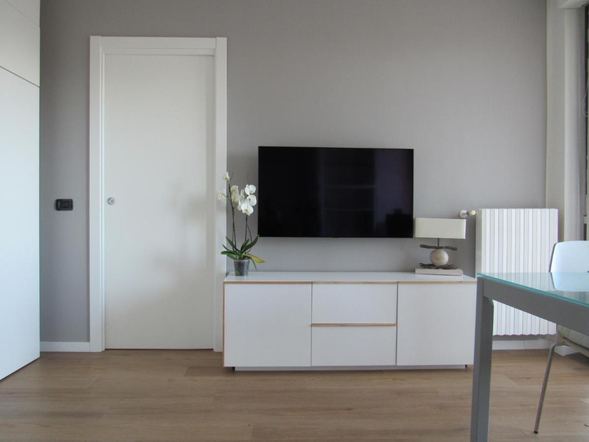 Fiera Milanocity View With Terrace Next To Shopping Mall Apartment Luaran gambar