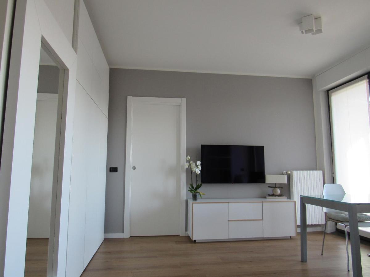 Fiera Milanocity View With Terrace Next To Shopping Mall Apartment Luaran gambar