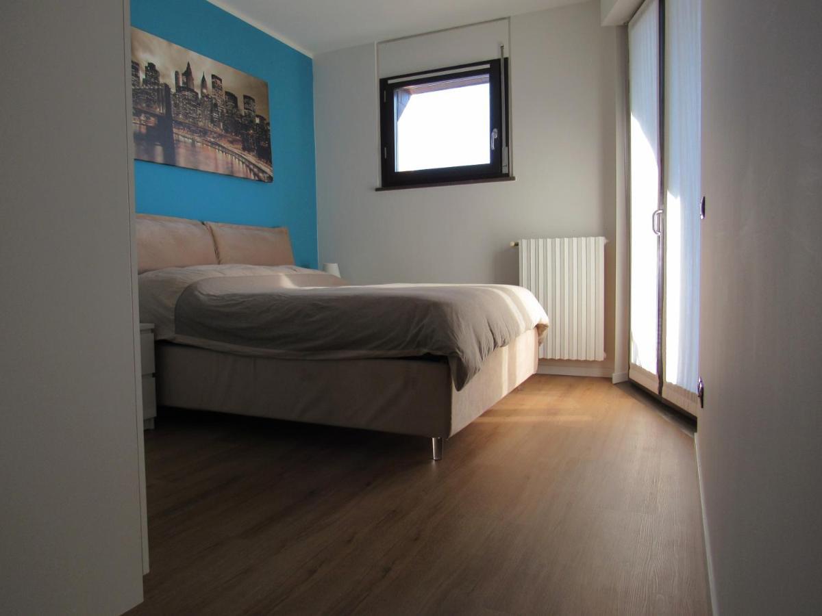 Fiera Milanocity View With Terrace Next To Shopping Mall Apartment Luaran gambar