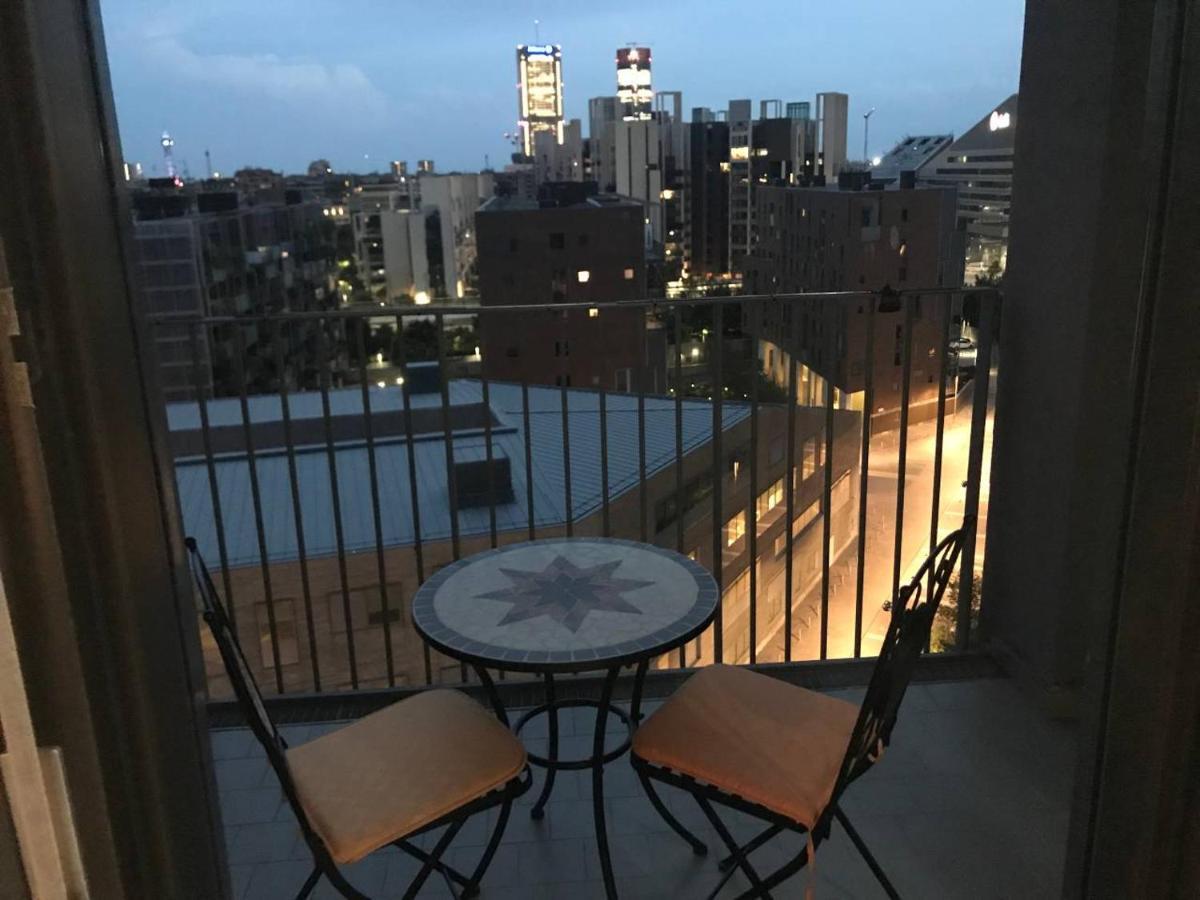 Fiera Milanocity View With Terrace Next To Shopping Mall Apartment Luaran gambar