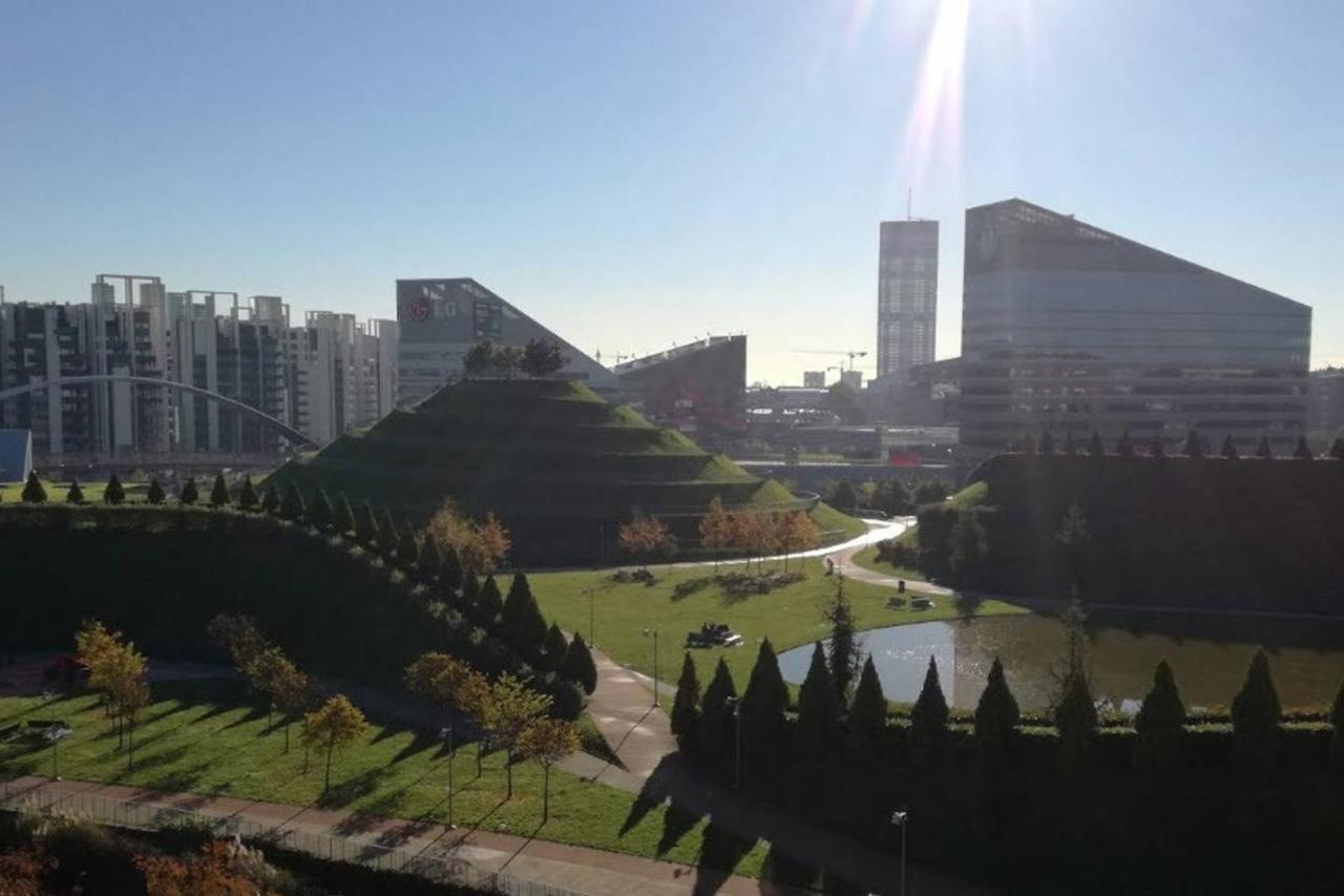 Fiera Milanocity View With Terrace Next To Shopping Mall Apartment Luaran gambar
