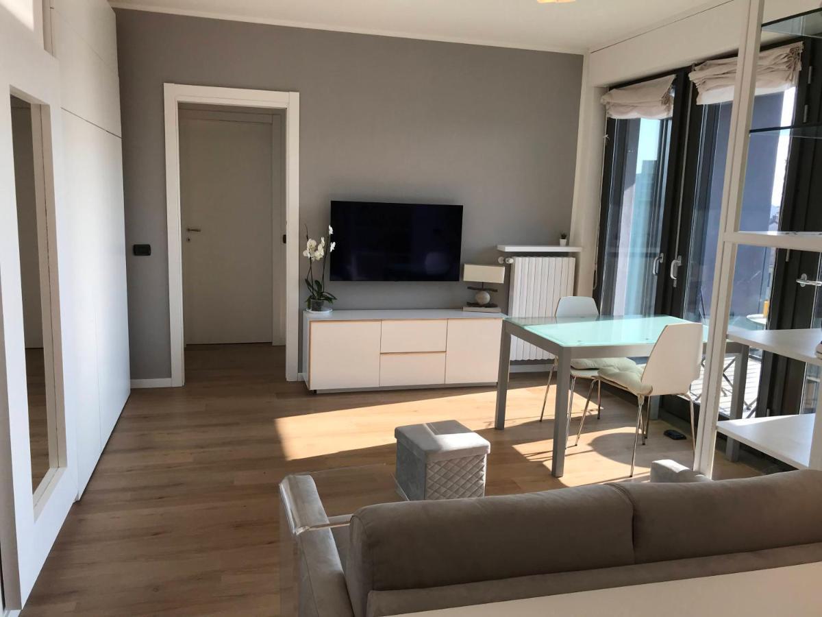 Fiera Milanocity View With Terrace Next To Shopping Mall Apartment Luaran gambar