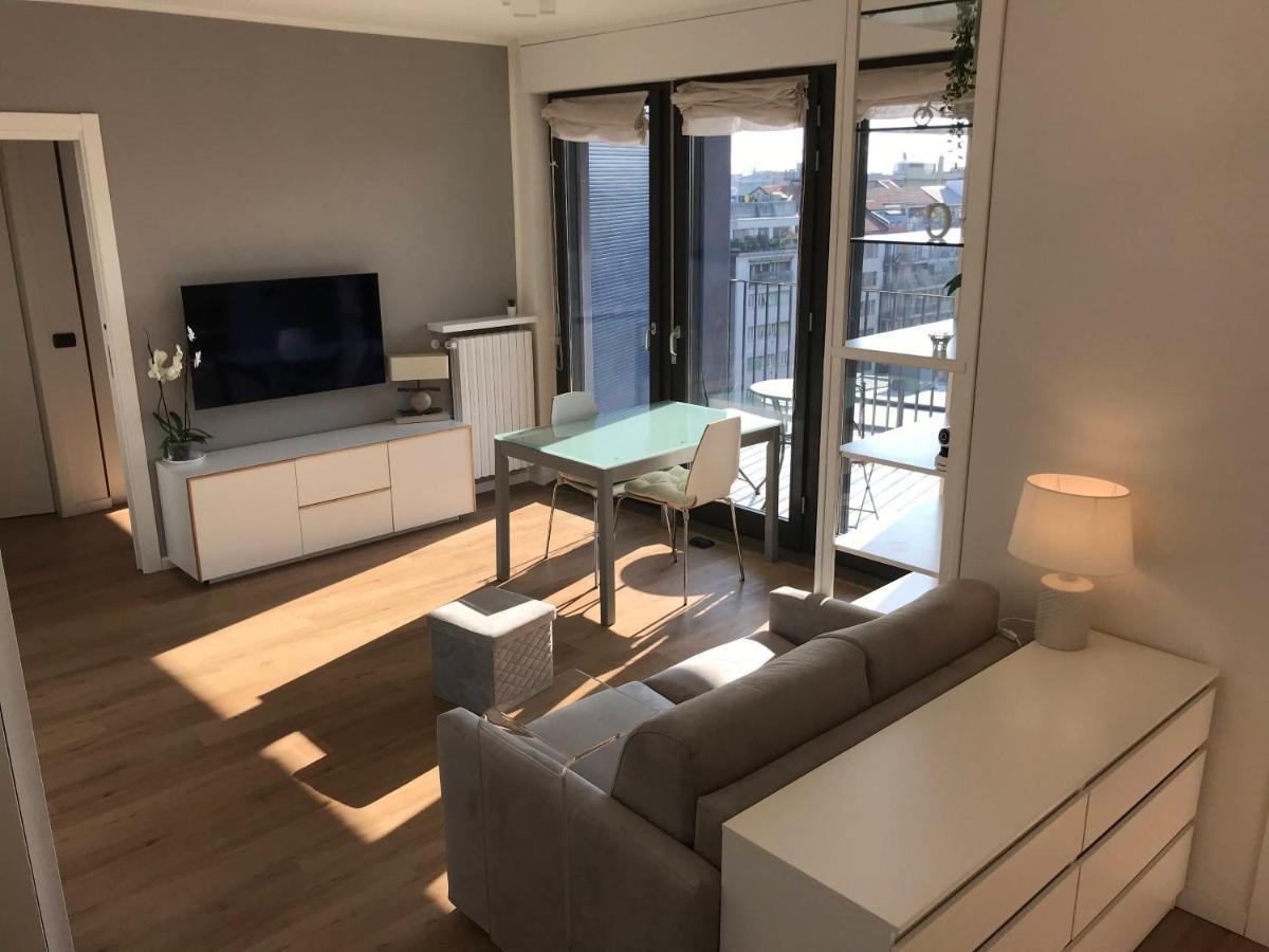 Fiera Milanocity View With Terrace Next To Shopping Mall Apartment Luaran gambar