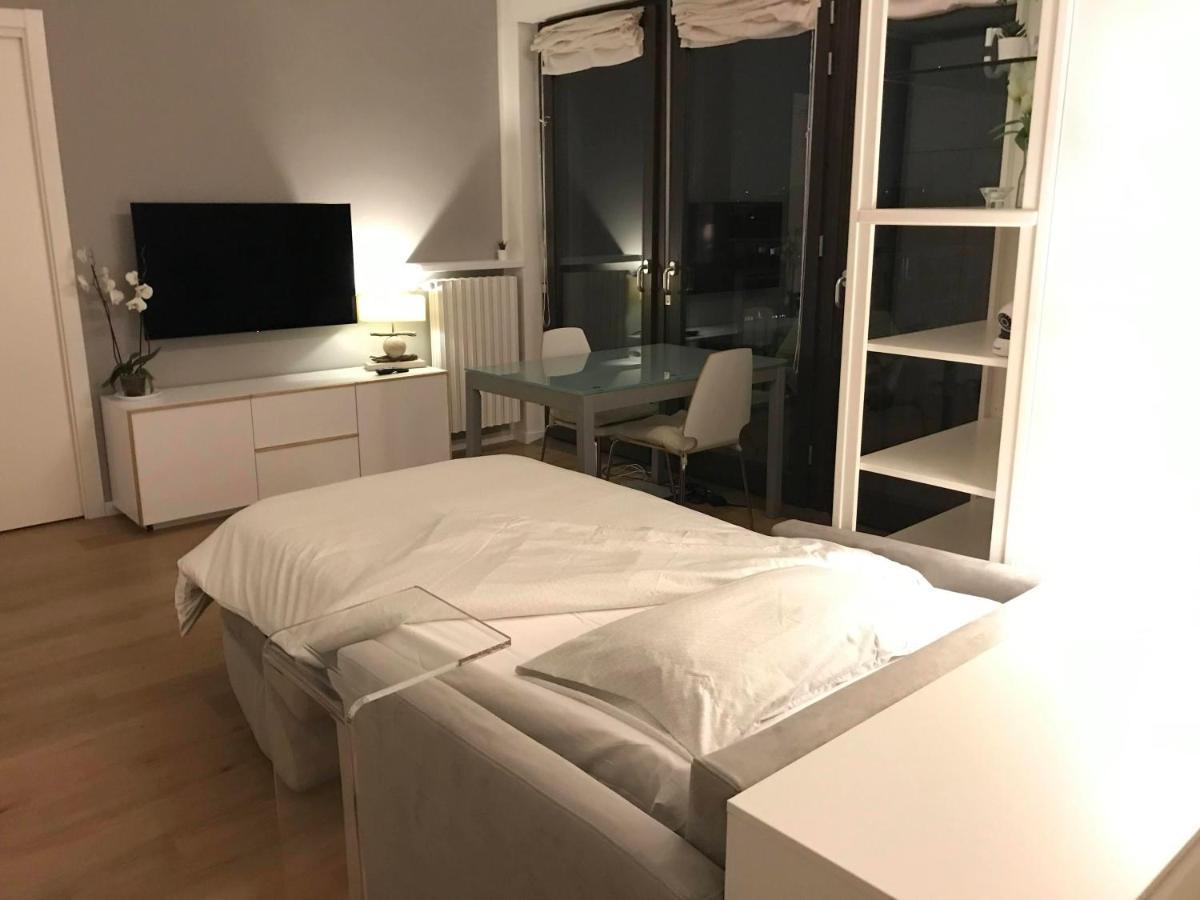 Fiera Milanocity View With Terrace Next To Shopping Mall Apartment Luaran gambar