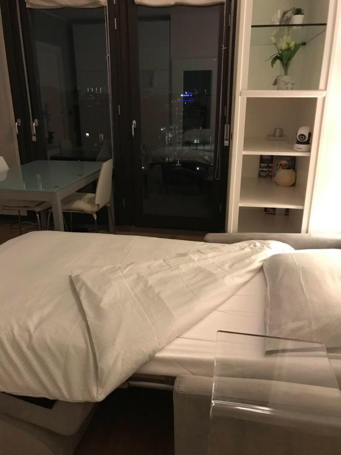 Fiera Milanocity View With Terrace Next To Shopping Mall Apartment Luaran gambar