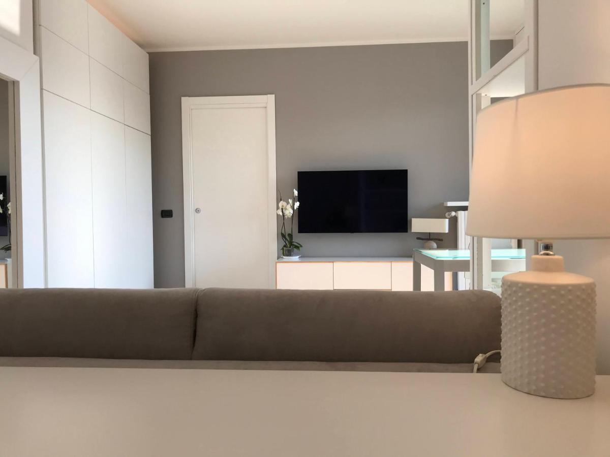 Fiera Milanocity View With Terrace Next To Shopping Mall Apartment Luaran gambar